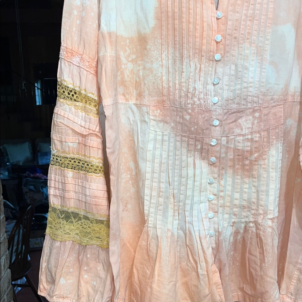 A Rare Bird Women's Boutique Peach and White Button-Up Top - Picture 5 of 11